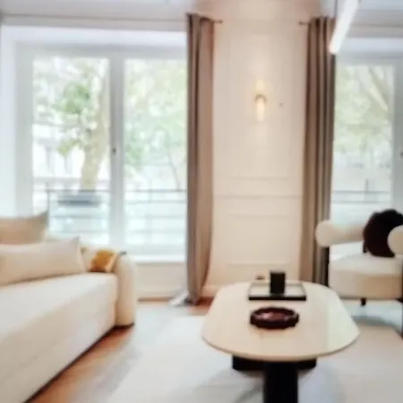 Bright And Sapcious 3-room * Париж