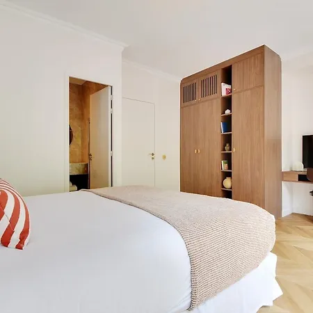 Bright And Sapcious 3-room * Париж