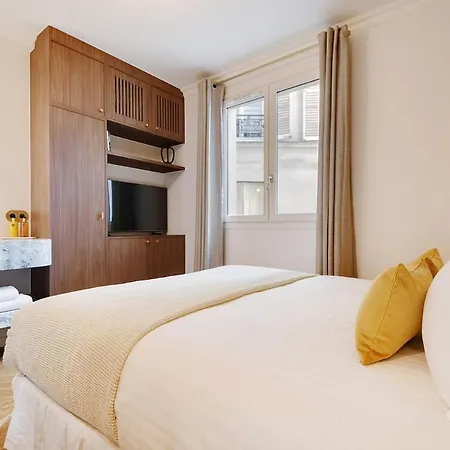 Апартаменты Bright And Sapcious 3-room *