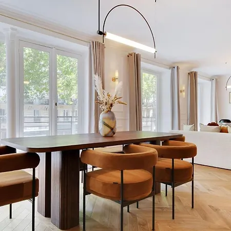 Апартаменты Bright And Sapcious 3-room *
