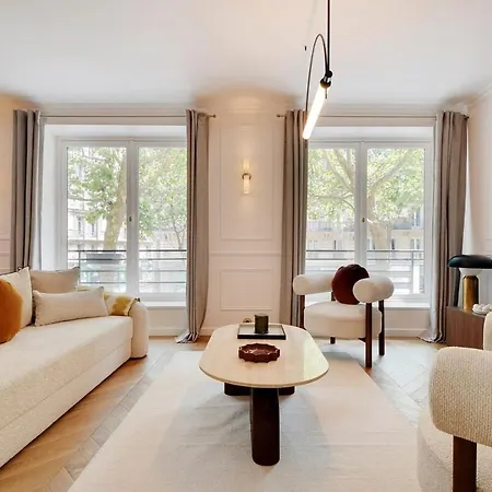 Bright And Sapcious 3-room Апартаменты